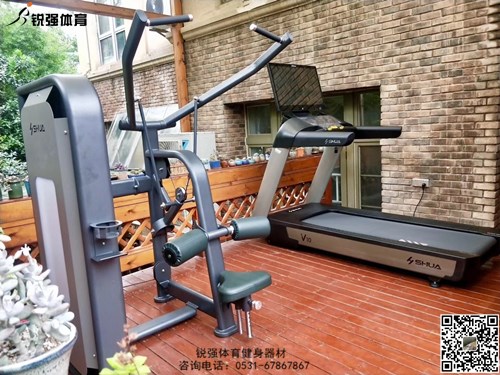 濟南某小區陽光房內的私家健身房